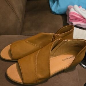 Baretraps Women's Tan Open-Toe Wedge Sandals